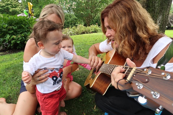 baby-with-guitar